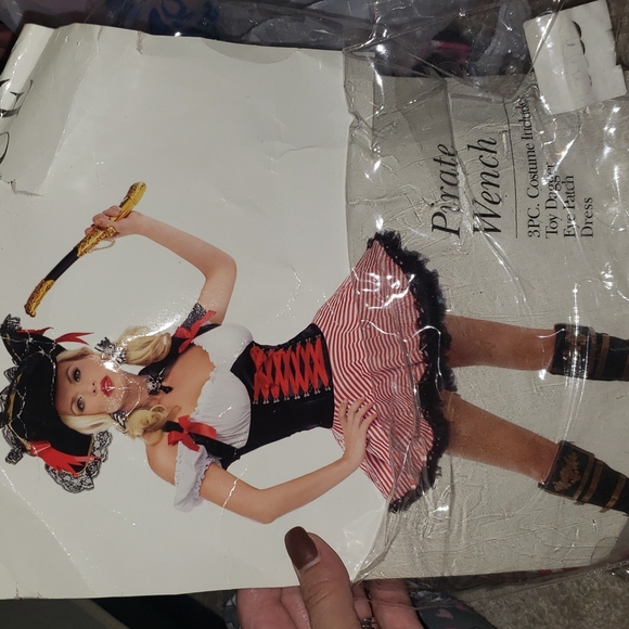 Gently used HALLOWEEN COSTUME PIRATE WENCH